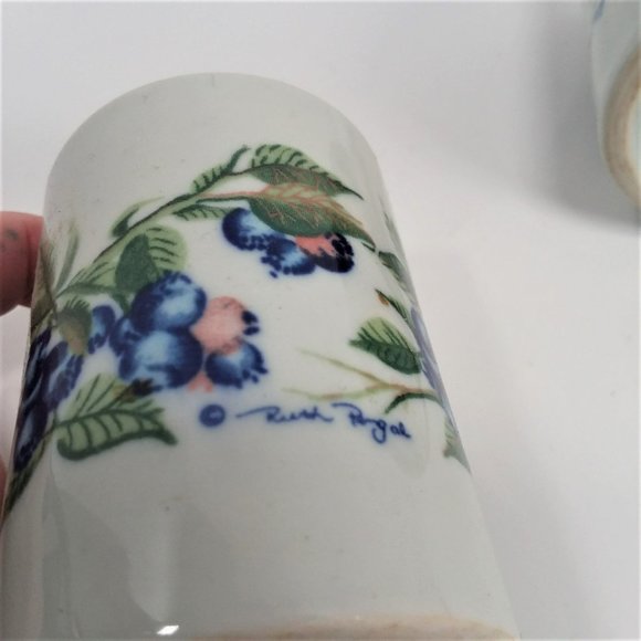 Vintage Otagiri Salt & Pepper Shaker Set Blueberries Japan Collectable Ceramic - Picture 2 of 5